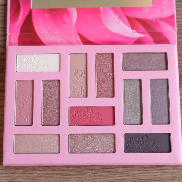 Essence out in the wild eyeshadow palette 01